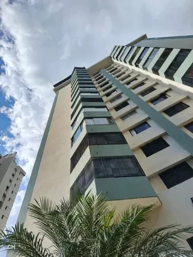 Se Alquila Ap Semiamoblado En Valles De Camoruco. Incluye Canon El Condominio. 2 Hab, 2 Baños Y 1 Puesto De Estacionamiento. Edificio Con Planta Eléctrica 50%. Piso Alto. Nicolás Quiñones Pons