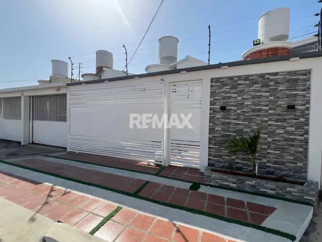Casa en Alquiler Ubicada en la Puerta Maraven Urb España