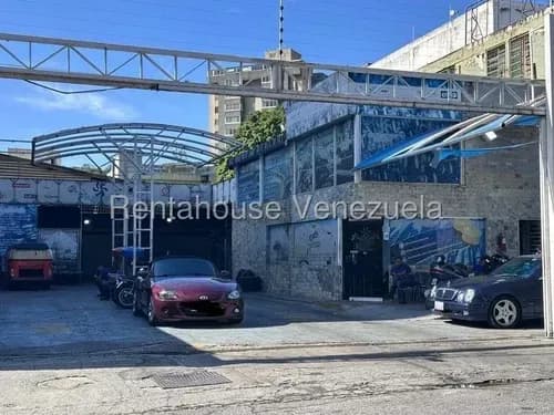Gran Terreno Centrico Con Bienhechuria De Oficina En Venta. Urb. La Urbina.