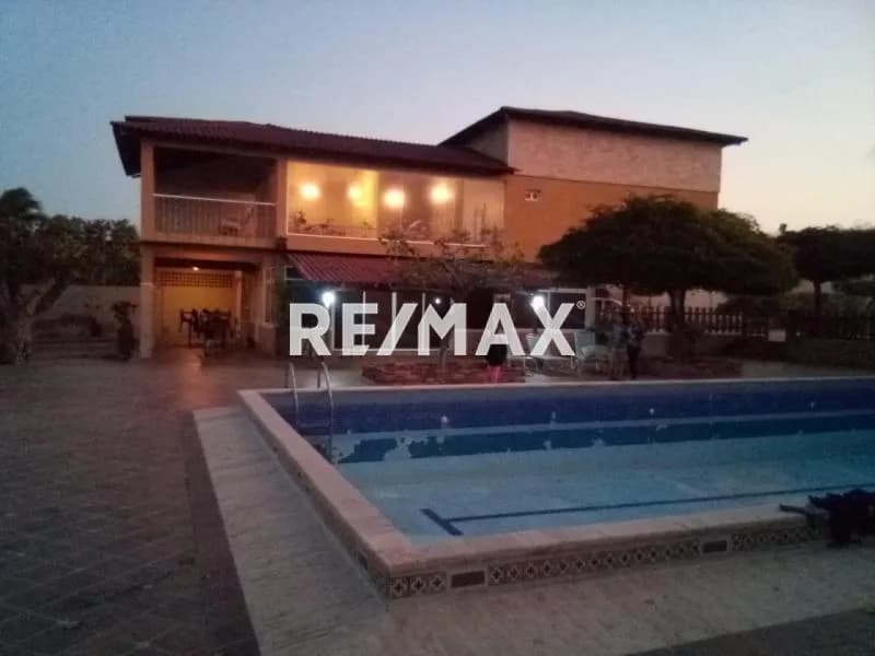 Venta casa en la playa con piscina en Mara