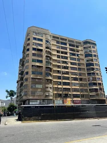 D-013. Alexora Vende A Precio De Oportunidad, Apartamento Ubicado En Piso Alto En El Sector Los Sauces De La Av. Bolívar Norte. (2,2,1)