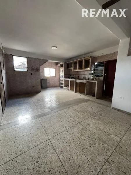 En alquiler apartamento con galpon en via principal del oeste de Barquisimeto