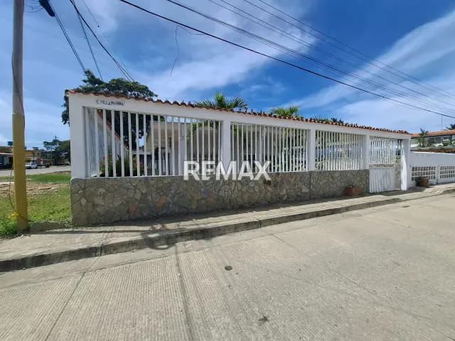 CASA DE ESQUINA EN ALQUILER FIJO EN CHICHIRIVICHE