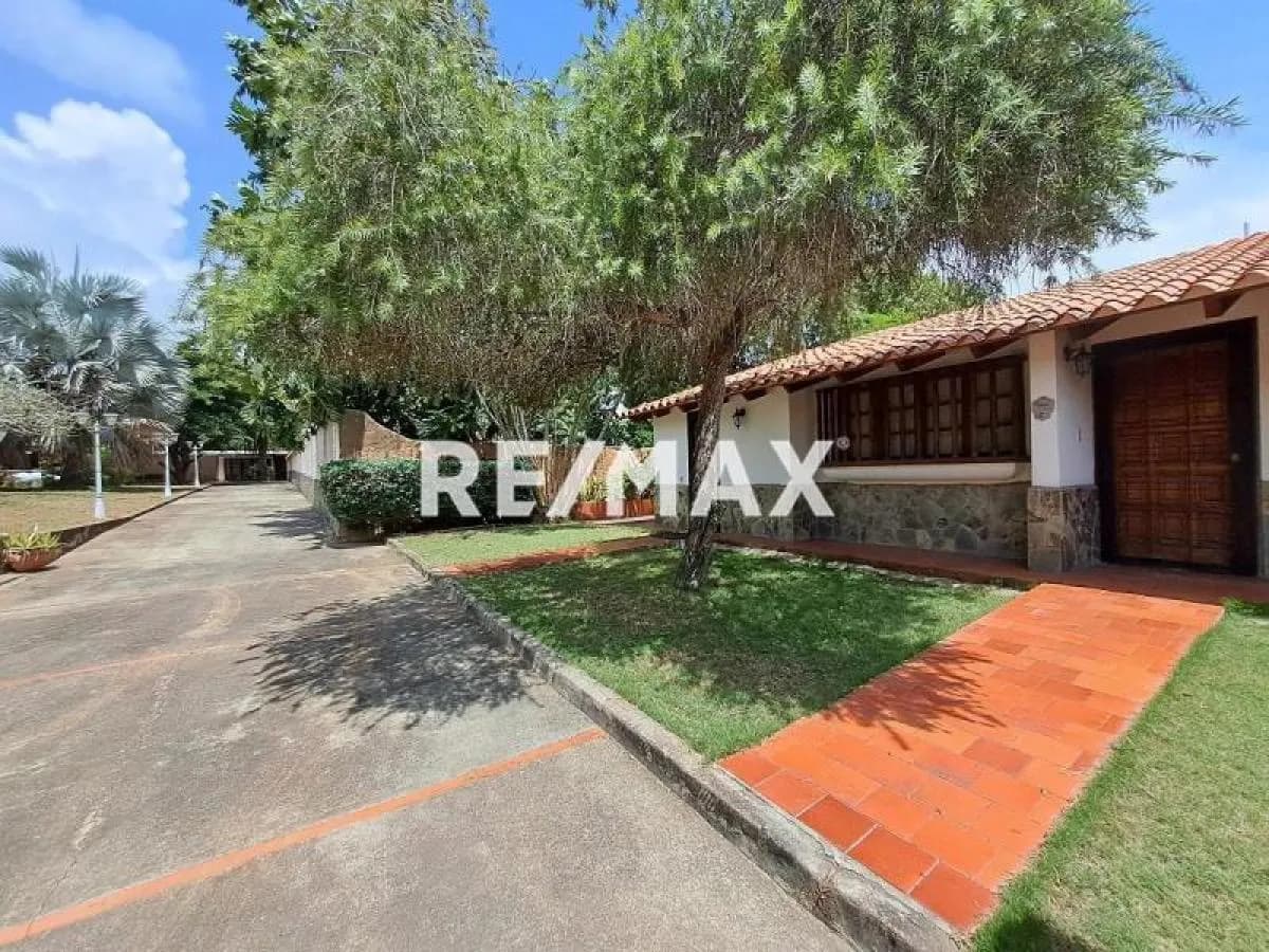 ATRACTIVA CASA DE AMPLIOS ESPACIOS, JARDINES Y CAMINERÍAS, IDEAL PARA QUIENES TIENEN MASCOTAS Y BUSCAN AMPLITUD, VERDOR Y COMODIDADES EN LA ISLA DE MARGARITA, VENEZUELA