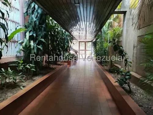 En Venta: Amplio Y Cómodo Apartamento Con Ubicación Estratégica En La Urbina | At 26-21034
