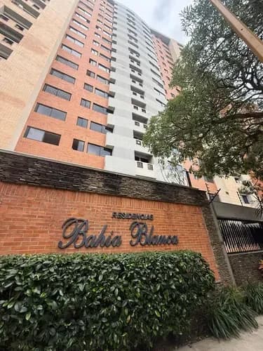 Exclusivo Apartamento Tipo Estudio En Piso Alto Con Pozo De Agua, Vista Panorámica, Aire Acondicionado Y Diseño Tranquilo Urbanización Trigaleña Alta, Residencias Bahía Blanca Gg-dr