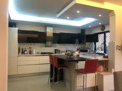Hermosa Y Bella Casa De Niveles Con Detalles En Escayola, Estilo Moderno Con Cocina , Con Tope De Siliestone , Baños Modernos ,ubicada En Zona Tranquila, Conjunto Exclusivo