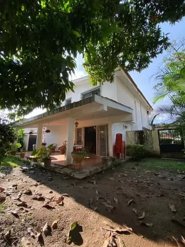 Casa De Esquina En Urb. Trigal Norte, Valencia 2 Niveles | 458 M2 De Terreno | 262 M2 De Construcción | 4 Hab + Servicio | 4 Baños Completos | 4 P/e. An