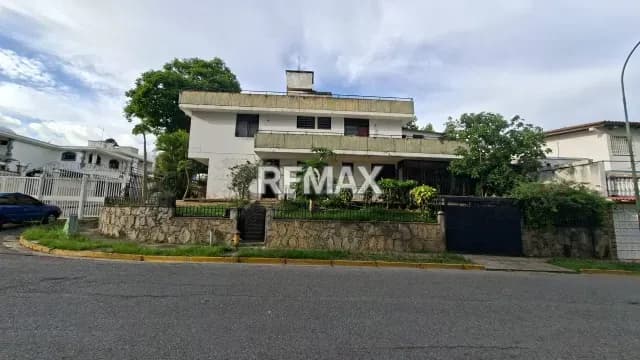 CASA EN VENTA PARA REMODELAR MACARACUAY