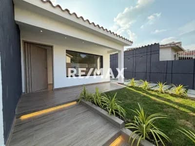En venta moderna casa en Prebo II, calle cerrada con vigilancia las 24 horas.