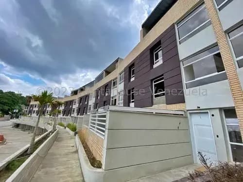 Townhouse En Venta, Ubicado En La Urbanización Colinas De La Tahona #23-29311