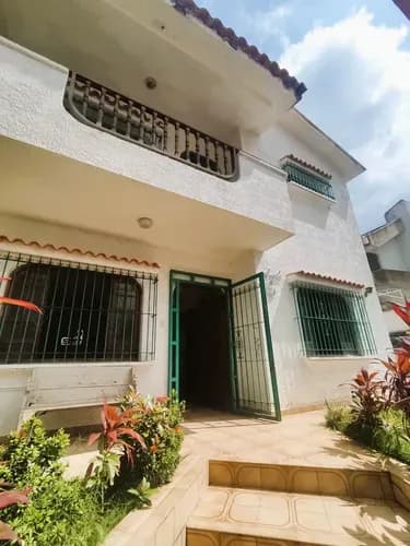 Casa De Esquina A Remodelar En Urb La Viña. Valencia, Carabobo. Calle Privada 389 Metros2 Casa De Dos Niveles Gavip
