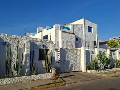 Townhouse En Venta En La Ciudad De Lechería
