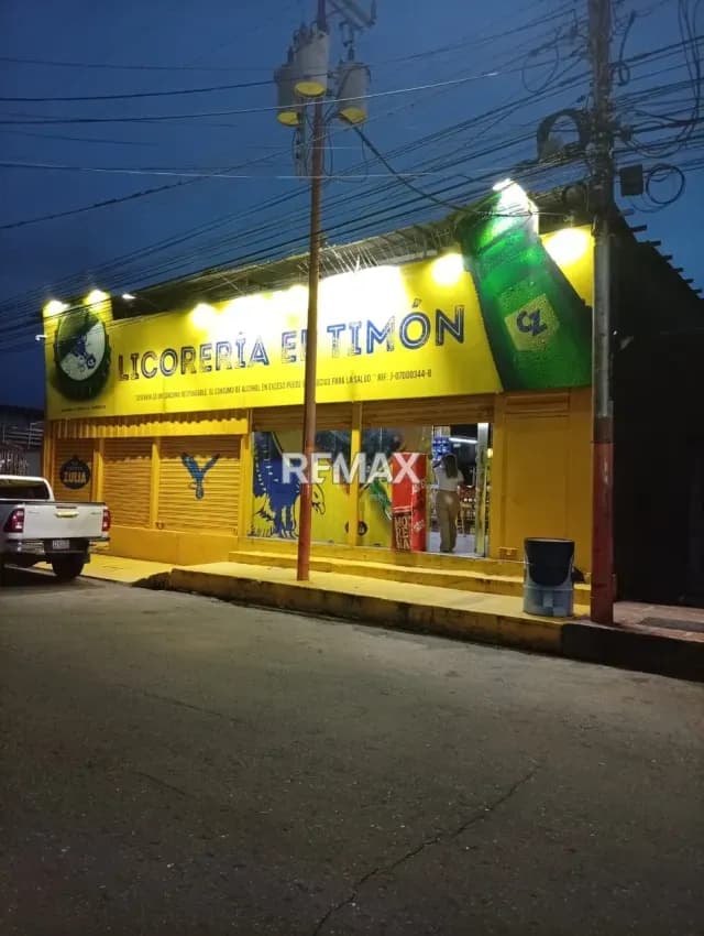 Bello Local más Fondo de Comercio de Licoreria a la venta, zona Céntrica