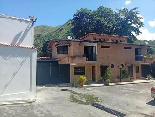 Se Vende Town House Ubicado En El Castaño .013jsc