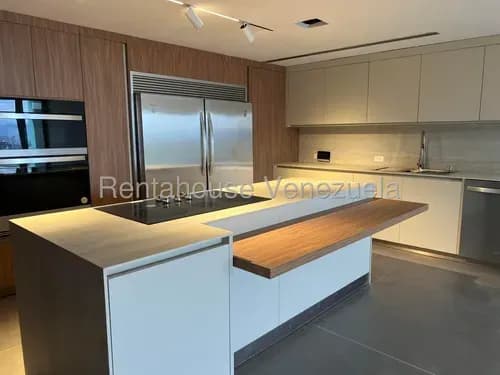 Apartamento En Venta En Altamira, Edificio De Lujo Y A Estrenar. 26-20472
