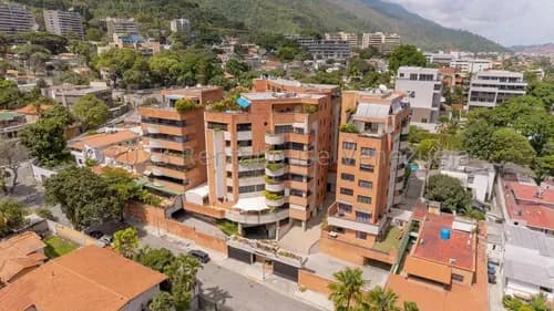 Estupendo Ph Construido Con Exquisito Gusto. Posee 3 Niveles Con Espacios Muy Generosos, Ubicado En Una Calle Muy Tranquila, Todos Los Dormitorios Poseen Baño Y Tiene Un Terraza Con Vista Inigualable.