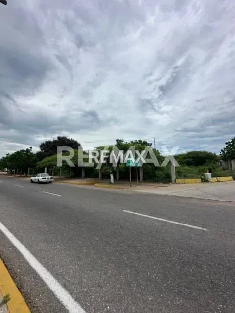 TERRENO EN VENTA EN AV. PRINCIPAL SAN FRANCISCO ZONA SUR