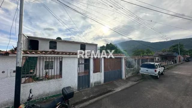 Se Vende Casa de dos niveles + Terreno en Cordero, Sector el Calvario, Calle 1