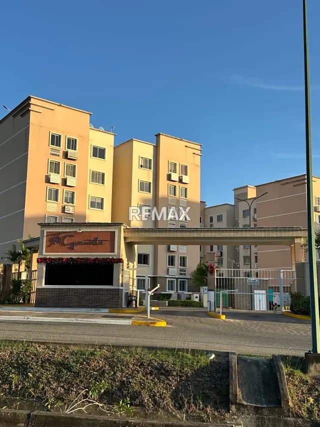 En Alquiler Apartamento Amoblado y conectado a Planta Eléctrica en Ciudad Roca Club Residencial, URB. GRANATE