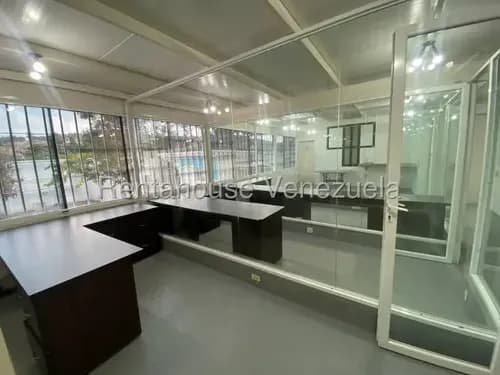 Daniela Linarez Alquila Local Comercial Con Instalaciones Para Deposito O Galpón, Cava Cuarto, Oficina Amoblada, Apartamento, Patio, Pozo Y Almacenamiento Para 72.000l, Este De Barquisimeto