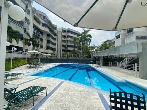 Elegante Y Fresco Apartamento Con Jardin Y Terraza En El Corazon Del Avila. Urb.sebucan