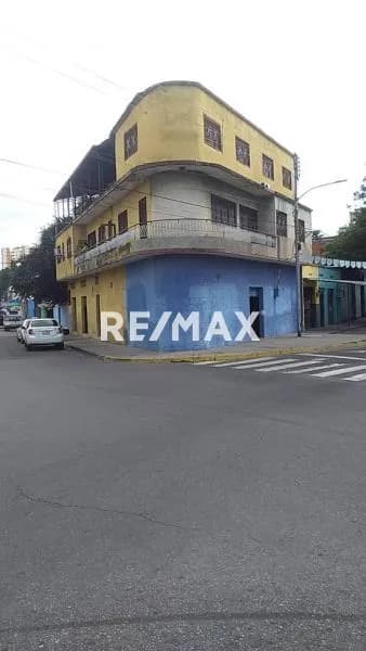 Venta de Edificio con Apartamentos y local comercial