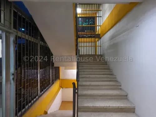 Daniela Linarez Vende Edificio Comercial De 644 M2, 3 Niveles Con 2 Locales Comerciales, Oficinas, Salón Con Vista Panorámica, Amplia Terraza, En Av. Venezuela Barquisimeto
