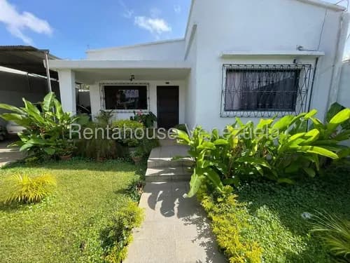 Raíza Suárez Vende 2 6 3 5 1 9 Amplia Y Espaciosa Casa Con 3 Habitaciones, Vestier, 2 Baños, Sala, Comedor, Cocina Para Remodelar, Amplio Patio, Centro De Barquisimeto