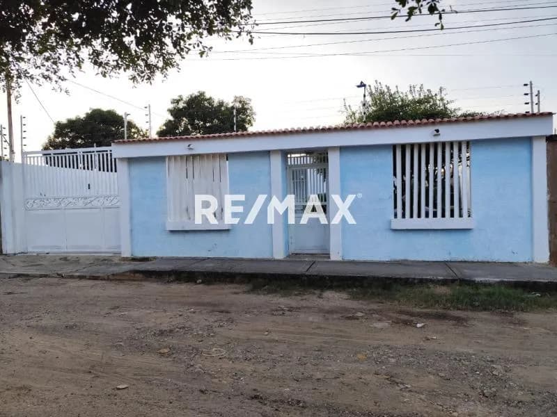 Hermosa Casa en el Barrio Virgen del Carmen Entrada por Bomba Caribe