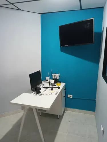 Alquiler De Oficina Amoblada Y Equipada En Av. Bolivar Norte Valencia Piso Medio El Canon Incluye Todos Los Servicios Y Condominio Agua Constante Lista Para Instalar Su Negocio O Emprendimiento