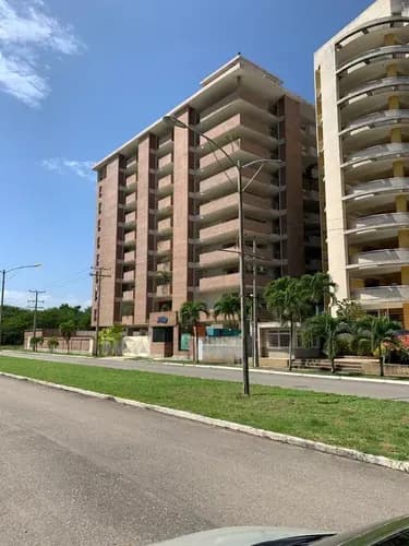 En Venta Se Ofrece Un Hermoso Apartamento Todo A Estrenar Ubicado En La Urbanización Puerto Encantado. 55m2. 1 Habitación 2 Baños Se Entrega Totalmente Amoblado. 2 Maleteros Planta Eléctrica . Muell