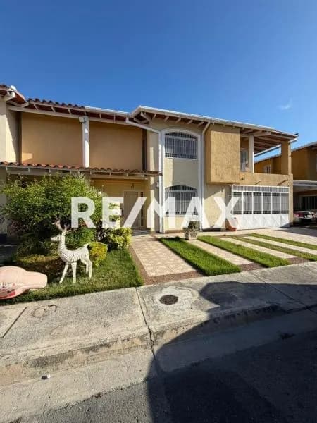Se alquila town house Urb Villa Geica