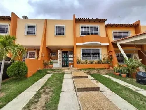 Raul Gutierrez Garrido Vende, Royal Park Hermosa Quinta Urb Cerrada Av Intercomunal Cabudare Mls #25-3449