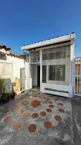 Yn(anglcampue) En Venta Casa En Urb. Quintas De Naguanagua Carabobo I Etapa Cliente Directo 144 M2 De Terreno 112 M2 De Construcción 4 Habitaciones 3 Baños 03 Puestos De Estacionamientos Sin Te