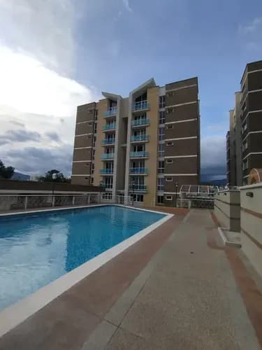 Espectacular Apartamento De 144 M2 De Alta Gama Con Dos Balcones, Planta Total Al 100%, Pozo Propio Y Dos Maleteros Residencias Titanium Suites, Urbanización Trigal Norte (sector Mañongo) Lm-pvr