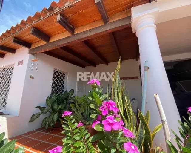 EN VENTA, EL REFUGIO SEGURO QUE TU FAMILIA MERECE. AMPLIA CASA DE 211M² EN URBANISMO PRIVADO CON VIGILANCIA 24H, JARDIN Y TANQUE DE 12.000L. ISLA DE MARGARITA ¡VIVE CON TOTAL SERENIDAD!