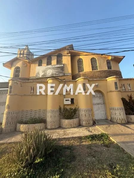 Se alquila casa comercial en playa grande