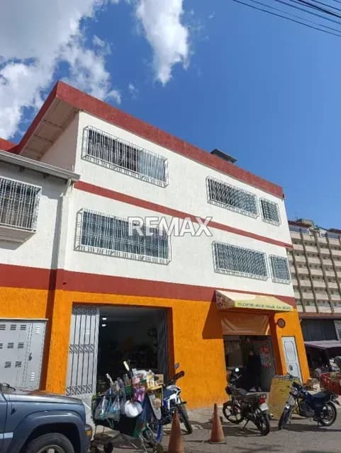 En Alquiler Local comercial detrás del mercado pequeños comerciantes!