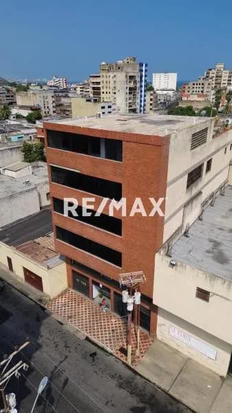 EN VENTA DE OPORTUNIDAD EDIFICIO COMERCIAL-RESIDENCIAL UBICADO EN PUERTO LA CRUZ