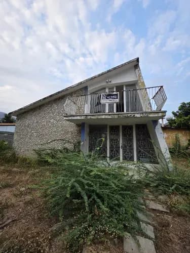 Oportunidad Para Transformar En La Casa De Tus Sueños Propiedad Con Excelente Metraje Y Gran Potencial De Valorización, Ideal Para Remodelar Y Adaptar A Tus Necesidades O Desarrollar Un Proyecto