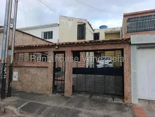 Casa De Dos Niveles, Ubicada En Una De Las Zonas Más Tranquilas Y Solicitadas De La Urbanización La Esmeralda. Diseñada Para Ofrecer Confort Y Funcionalidad En Cada Rincón,
