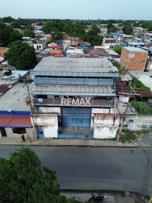 Galpón comercial con apartamento en venta Av. 99 Santa Rosa Valencia Carabobo