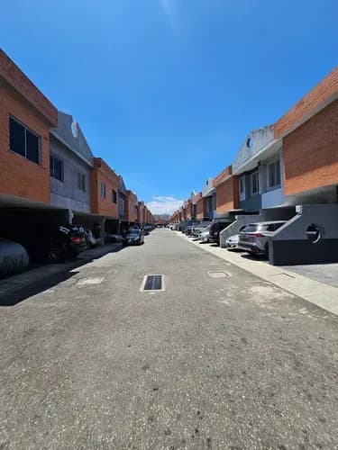 Townhouse De Oportunidad En San Diego Res Santa Cruz-sl