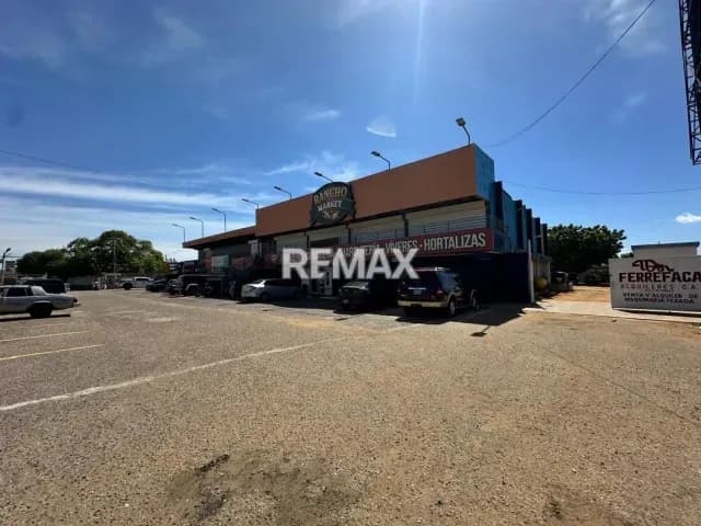 Local en ALQUILER Ubicado en Centro Comercial Terra Nostra en Av. Fuerzas Armadas, al lado del Adolfo Pons