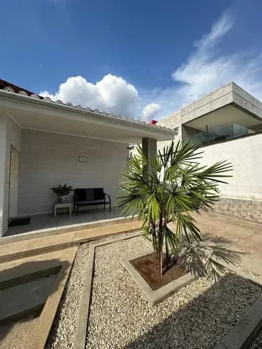 Casa En Excelente Condición Ubicada En Urb. El Trigal. Asesor Julián Acosta 41.