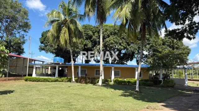 Se vende excelente propiedad agroindustrial y residencial, ubicada en la Av. Cruz Peraza