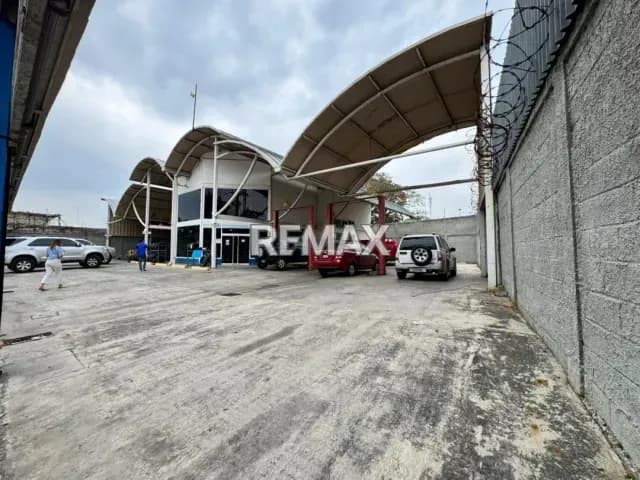 Se vende local comercial en Guacara, vía vigirima, sector el Tocó. (Incluye fondo de comercio). Alto tráfico vehicular