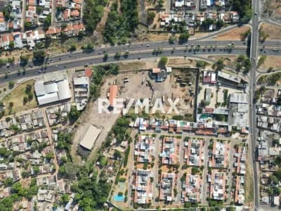 Terreno con galpones con excelente ubicación para fines comerciales en la Circunvalación 1.