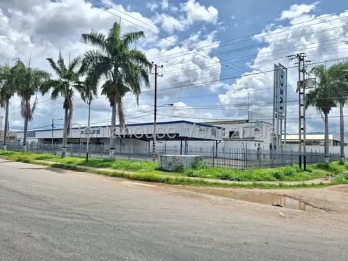 Imponente Instalacion Con Galpones, Oficinas, Patios Y Estacionamientos. Inm 26-16126, Excelente Ubicacion Y Maxima Exposicion Comercial, Paralelo A La Autopista, Sector La Florida. Solo Clientes